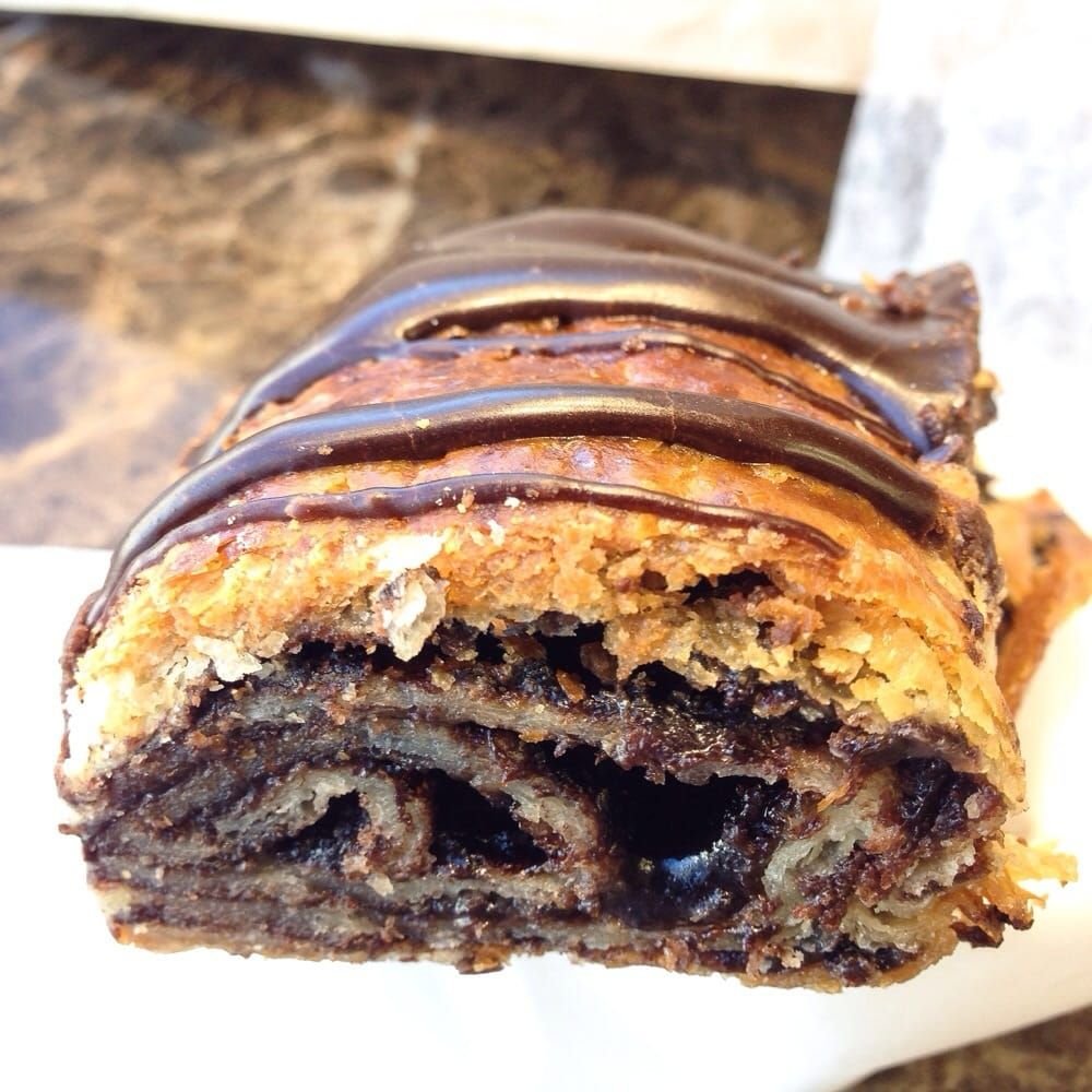 Babka au chocolat de Cheskie, coupe montrant les couches de chocolat