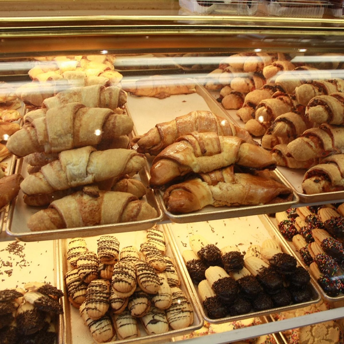 Vitrine de pâtisseries assorties chez Cheskie