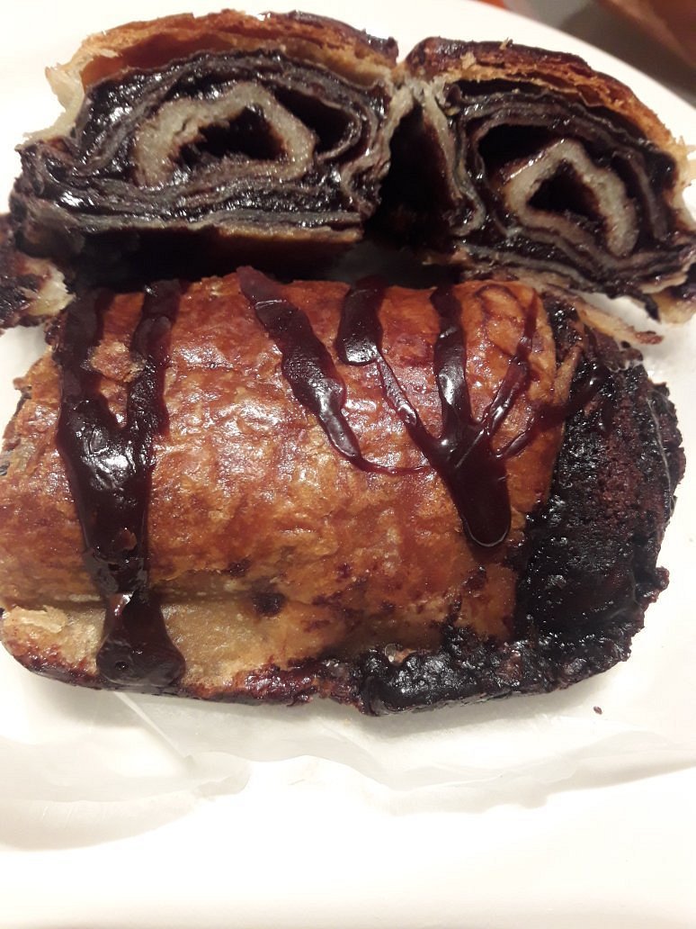 Kokosh au chocolat, entier et en coupe, chez Cheskie