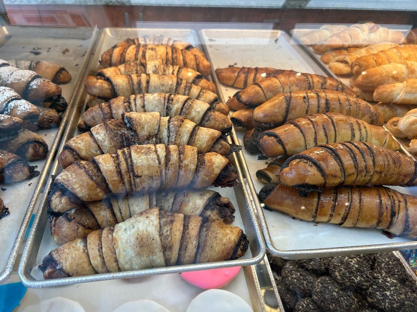 Plateaux de rugelach au chocolat chez Cheskie